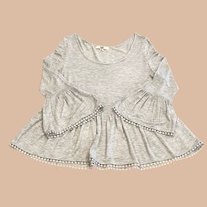 Ya Los Angeles Light Gray Ruffle 3/4 Sleeve Top, size Small 🩵